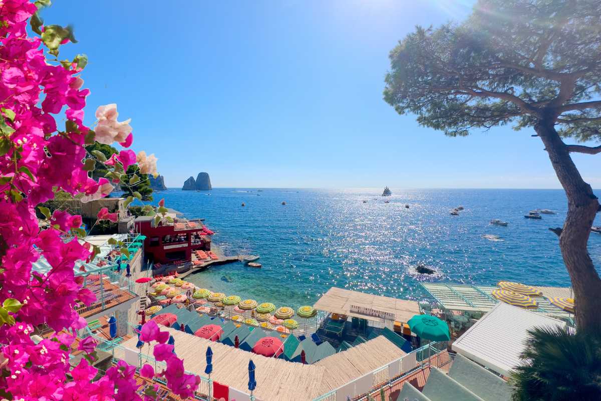 Vista panoramica dall'alto del Sentiero dei Fortini a Capri, con escursionisti e mare cristallino sullo sfondo