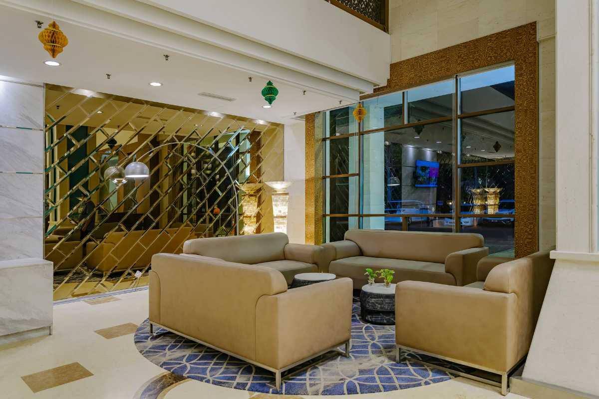 Scorcio di una tipica pensione familiare a Capri immersa nel verde, terrazza con limoni e vista mare, atmosfera accogliente